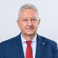 Nákupy bez zprostředkovatelů, rekordní rozpočet i nábor: Ministr obrany předstoupil před Sněmovnu s bilancí výsledků resortu